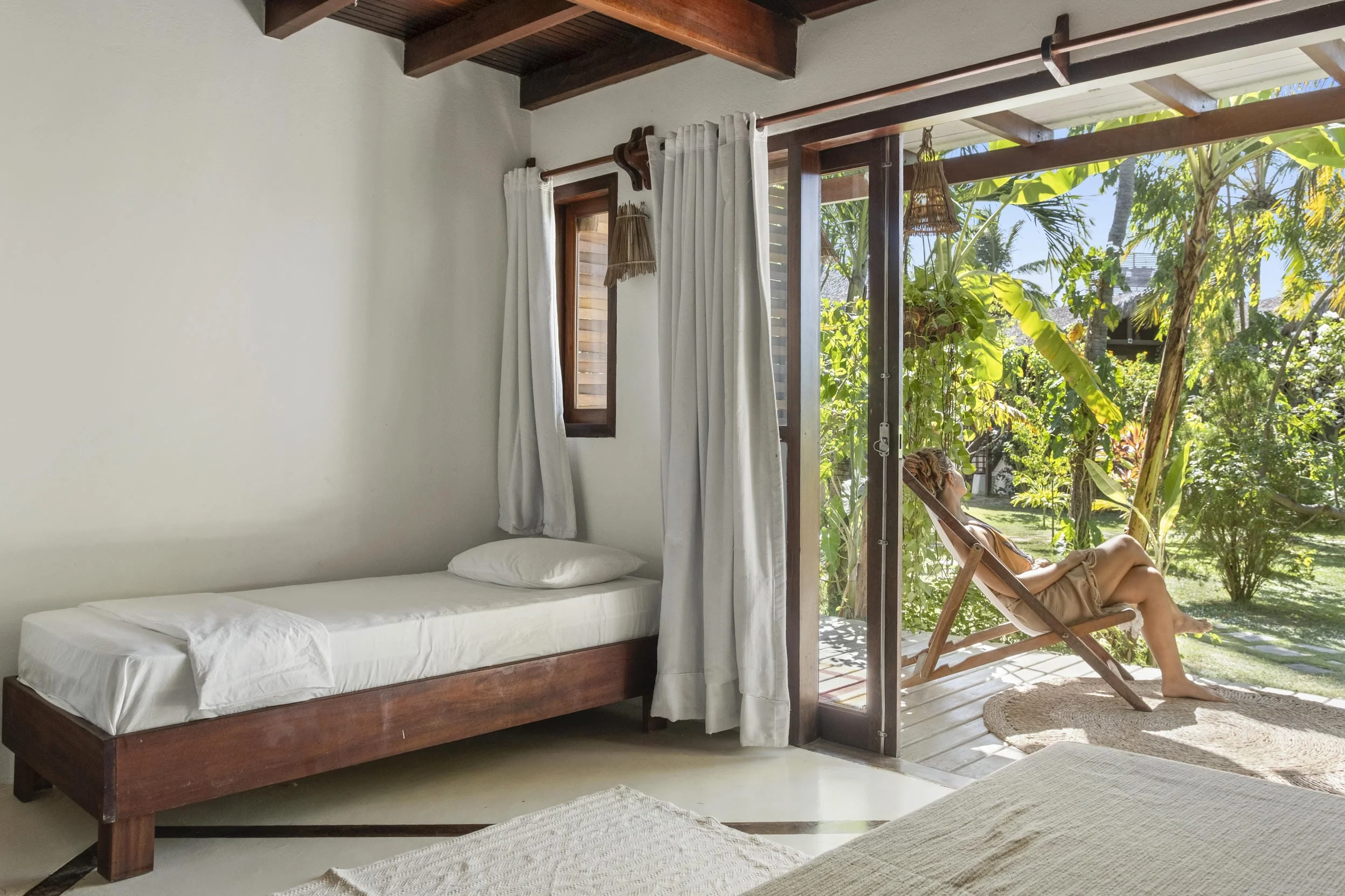 suíte família duplex cama acompanhante parte térrea com visão da entrada, na pousada País Tropical.