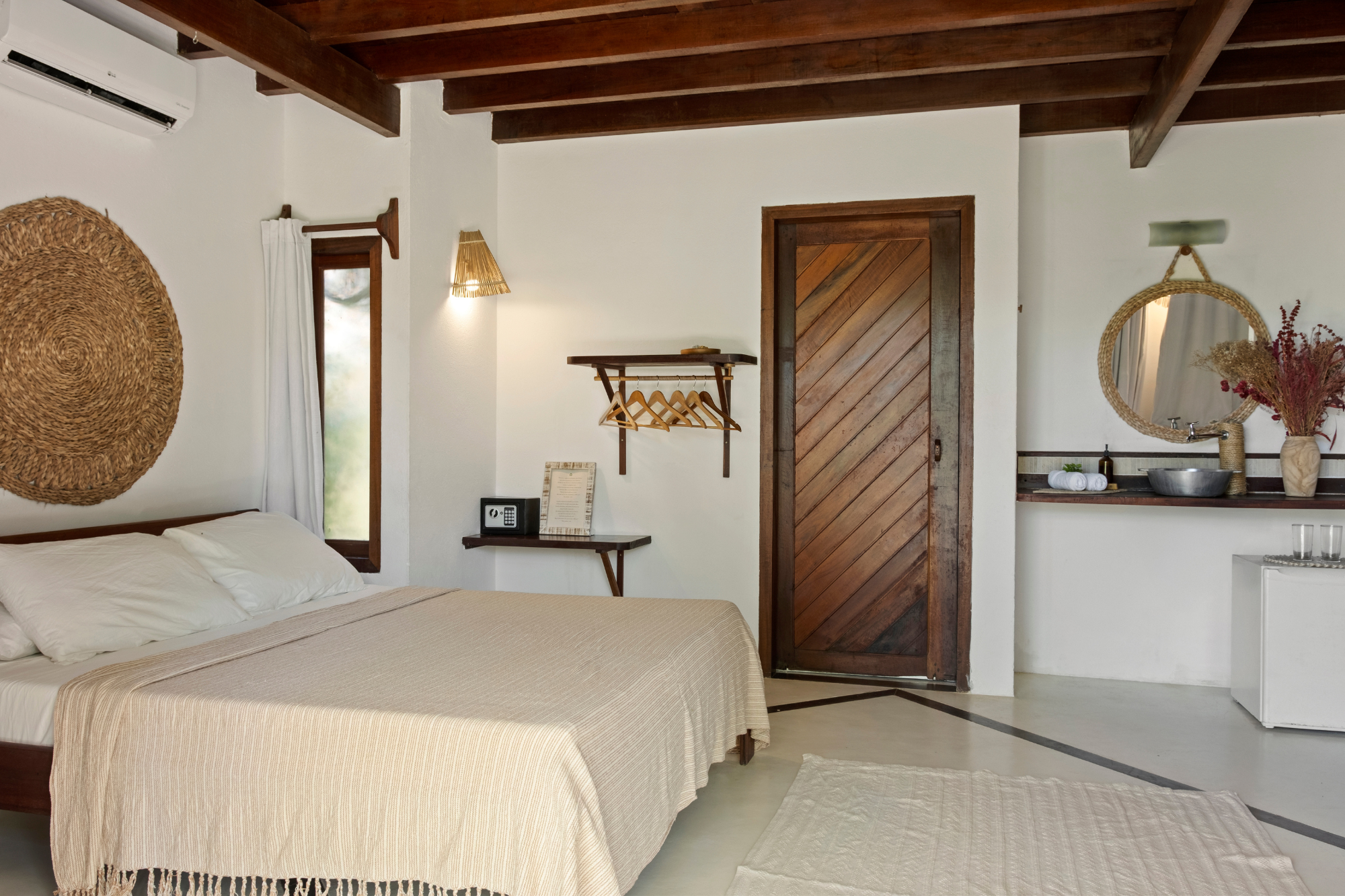 suíte família duplex cama casal mais acesso porta de madeira