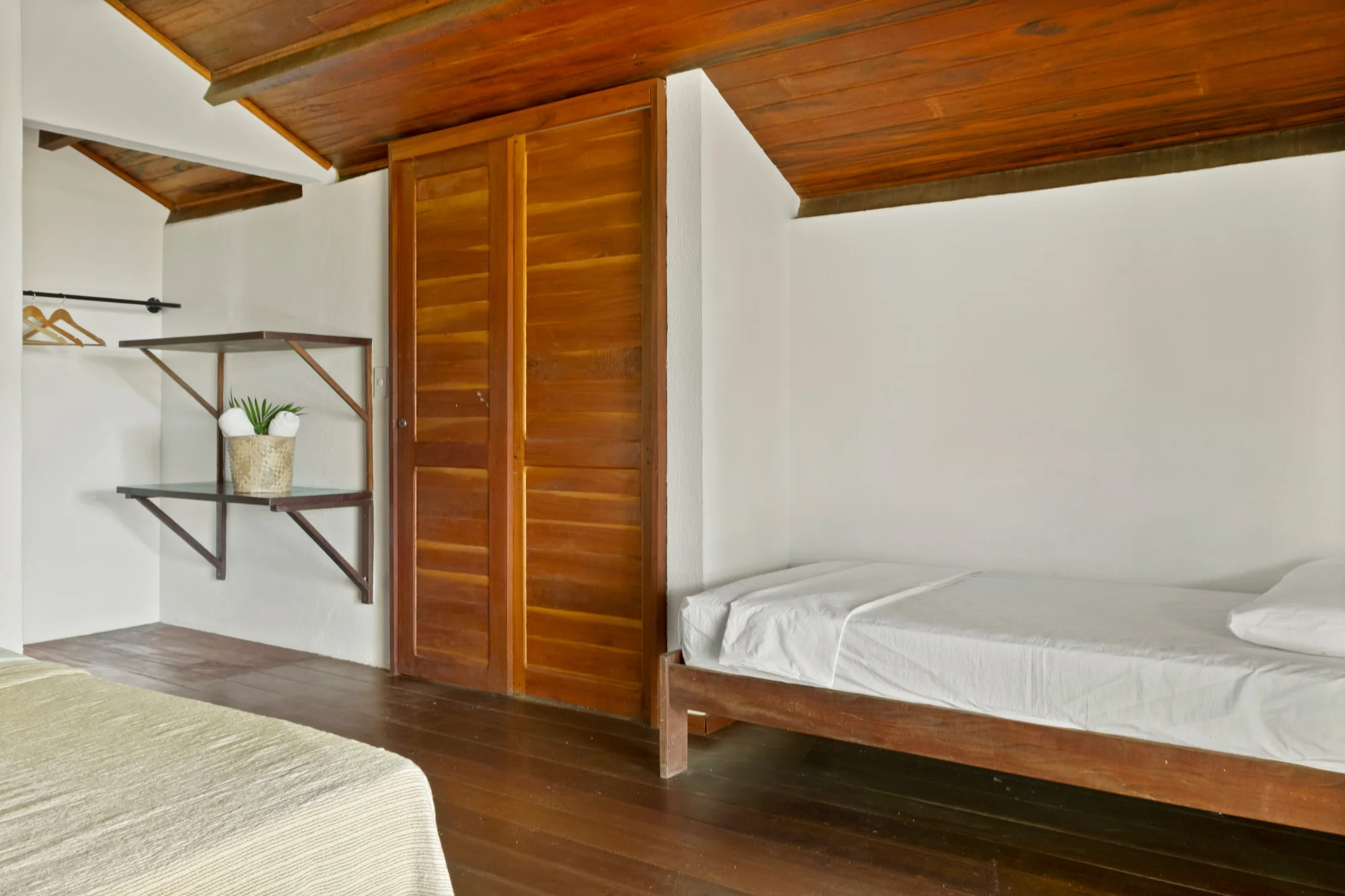 suíte família duplex cama solteiro e armário