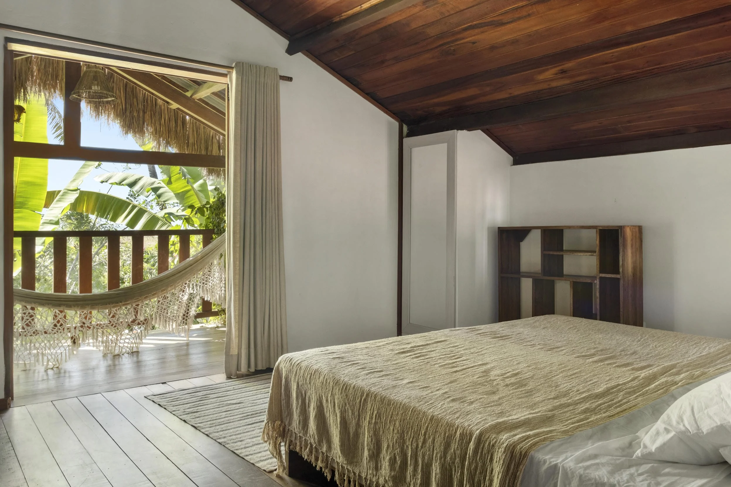 suíte família duplex quarto com visão da cama e rede na varanda na pousada País Tropical.