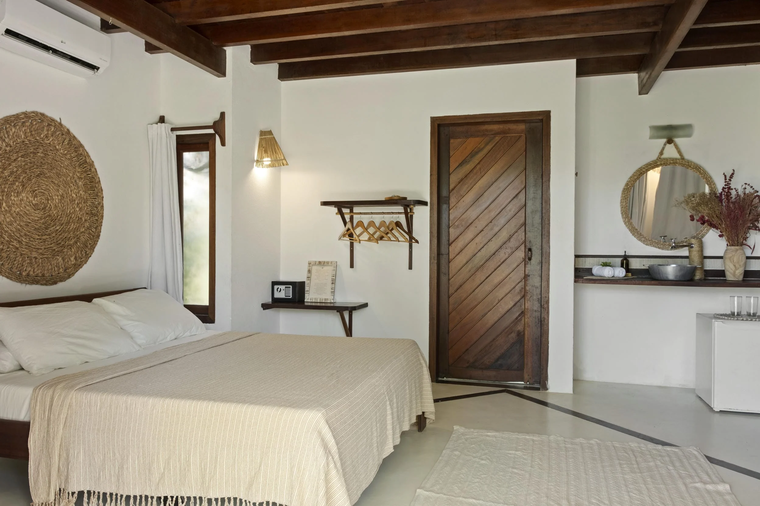 suíte família duplex quarto com visão da porta e pia, na pousada País Tropical em Icaraizinho de Amontada.