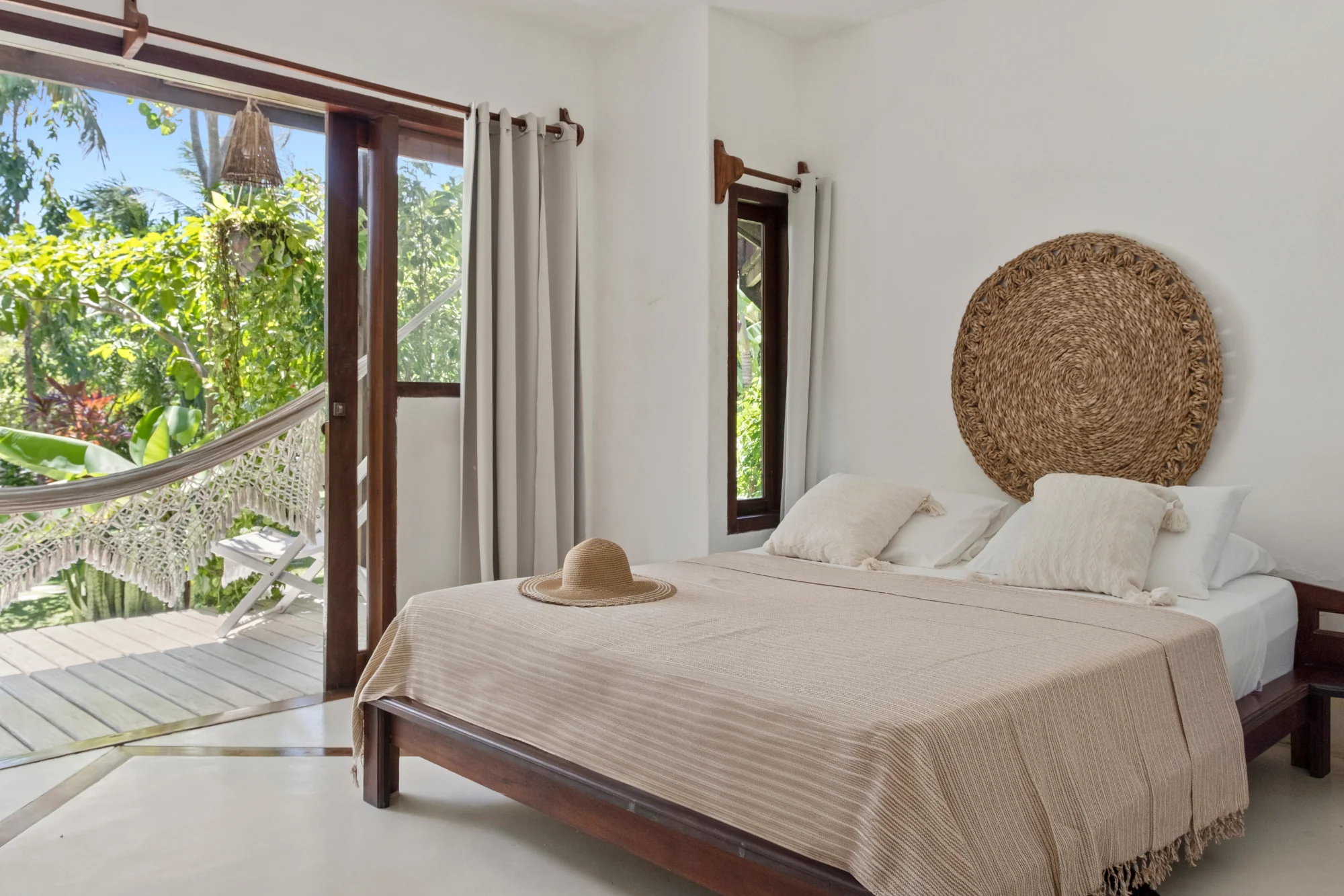 Suíte Jardim cama de casal, com saída para vista da Pousada País Tropical em Icaraizinho