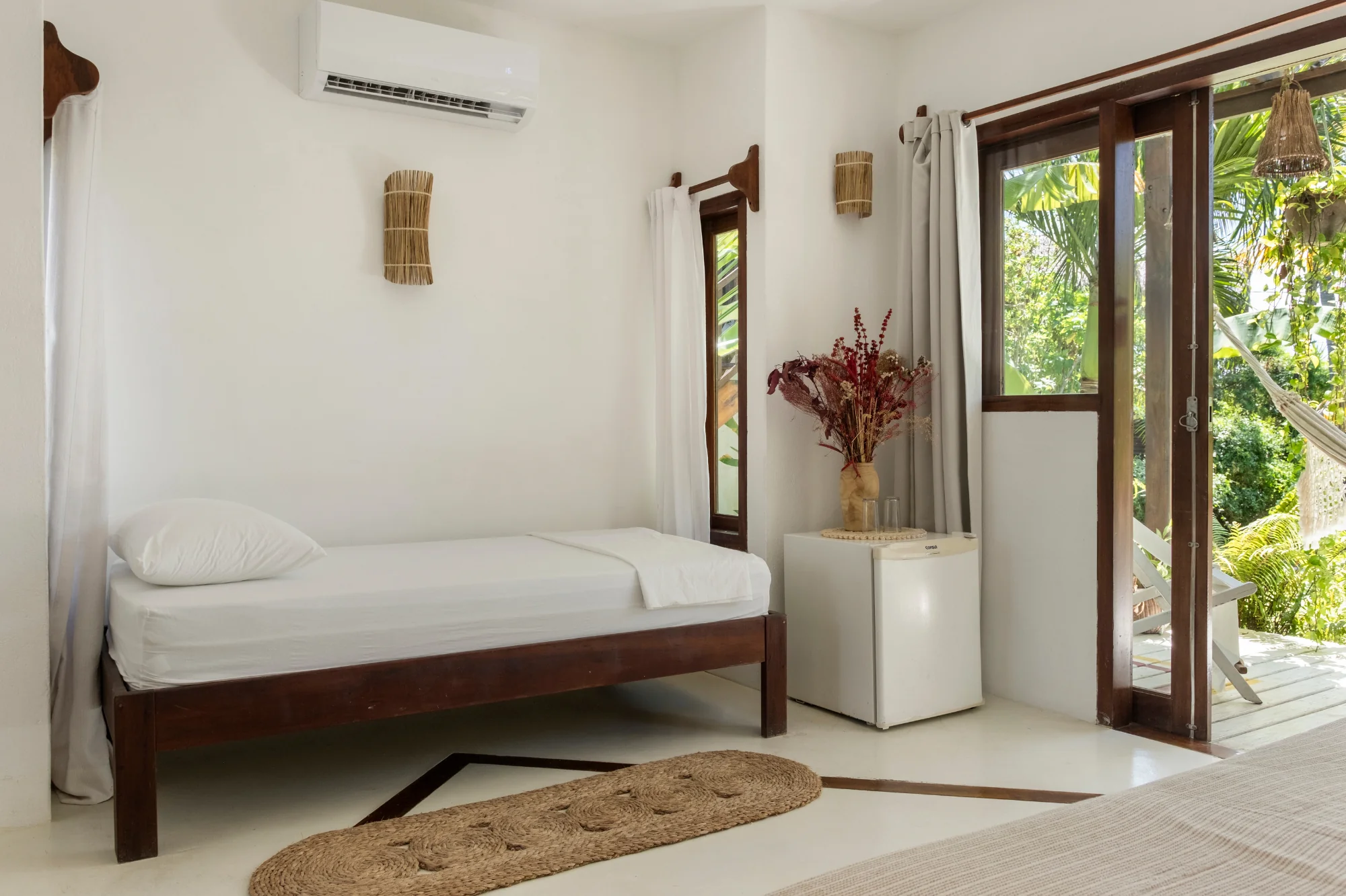 Suíte Jardim cama de solteiro, com frigobar em País Tropical em Icaraizinho CE