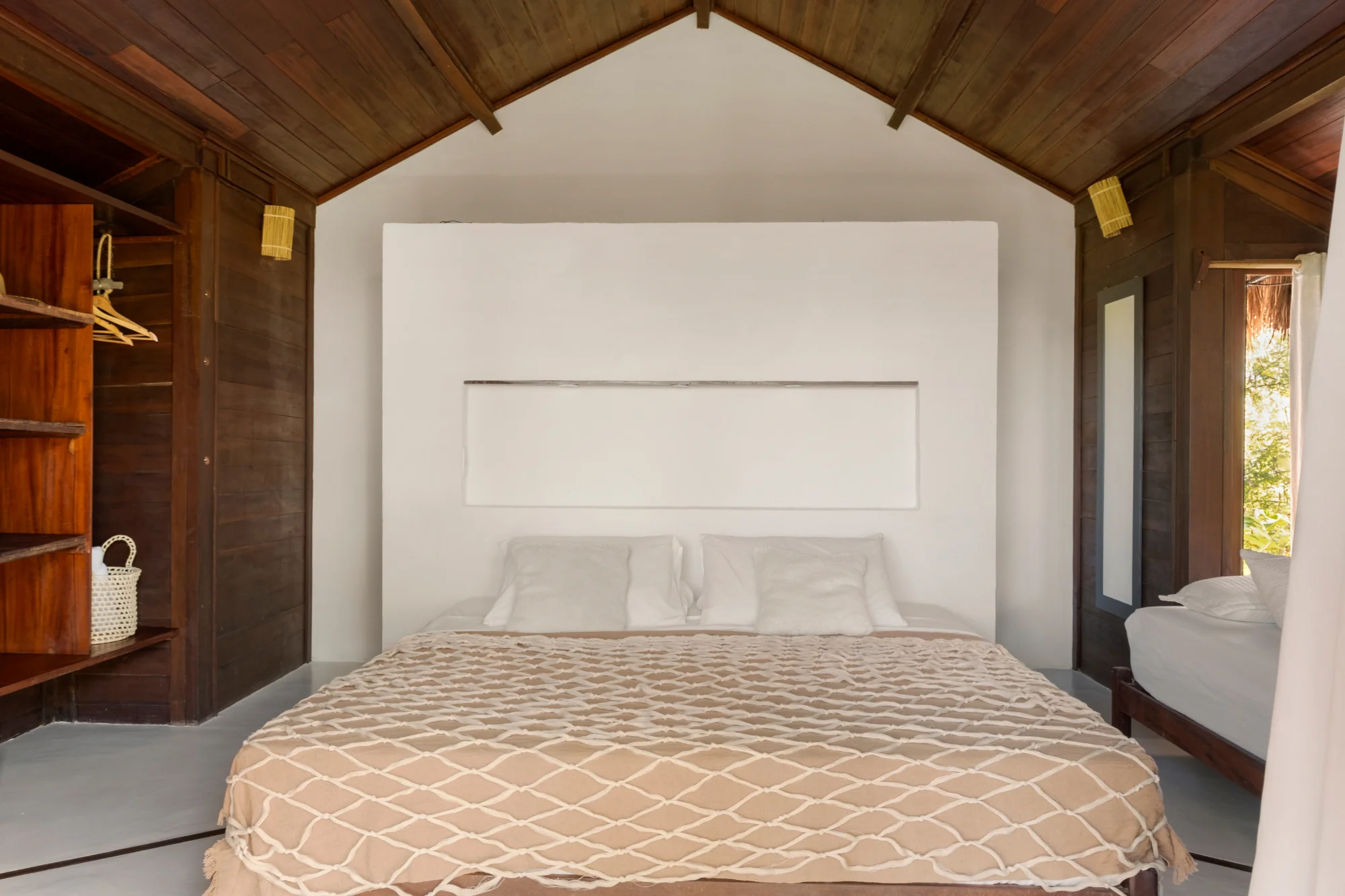 suíte superior cama casal armário e janela lateral