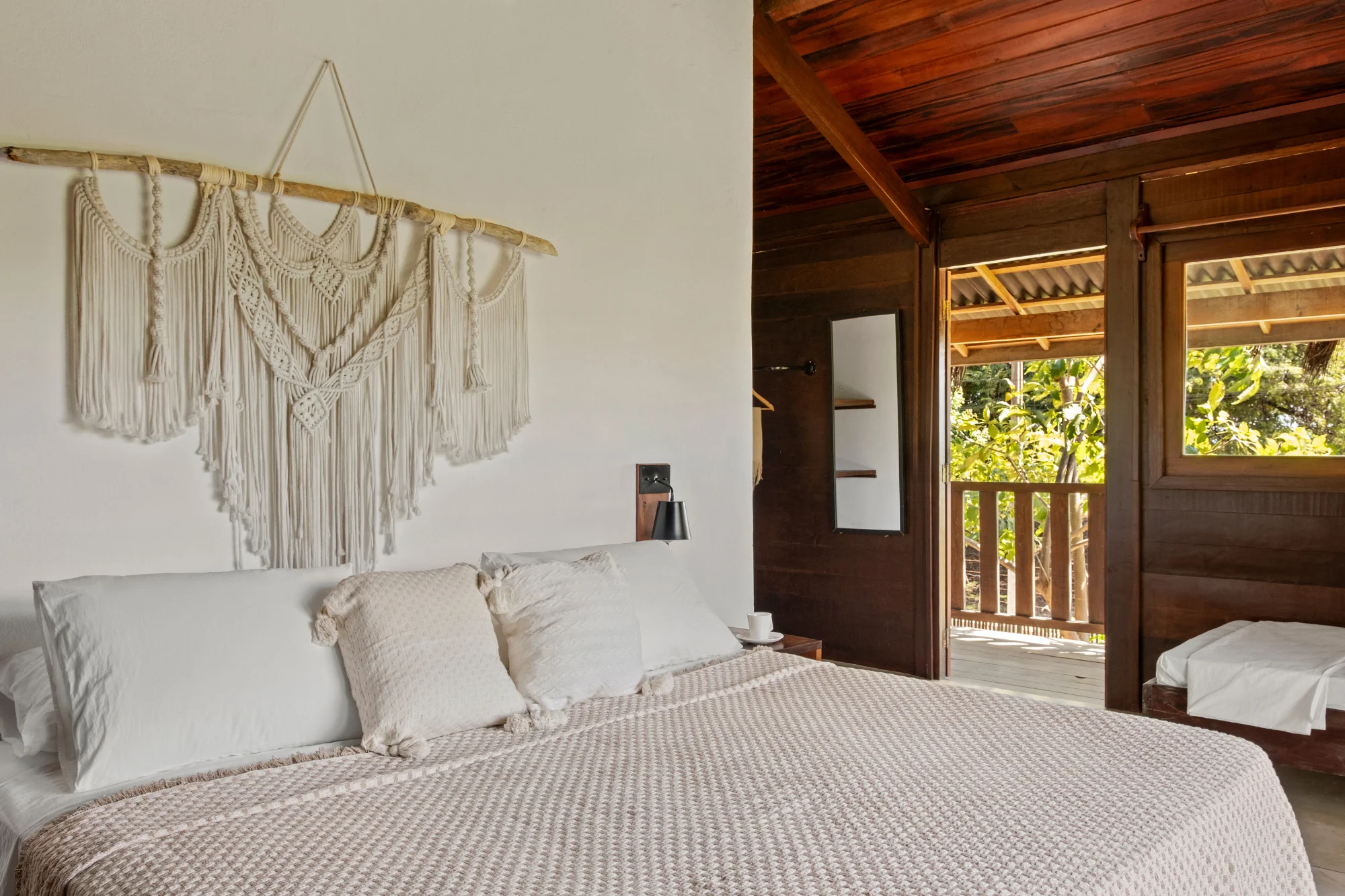 suíte superior cama casal e varandinha térreo