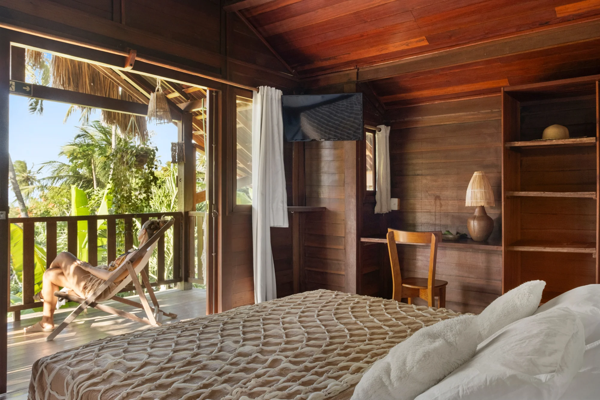 suíte superior cama casal varanda e guarda roupa